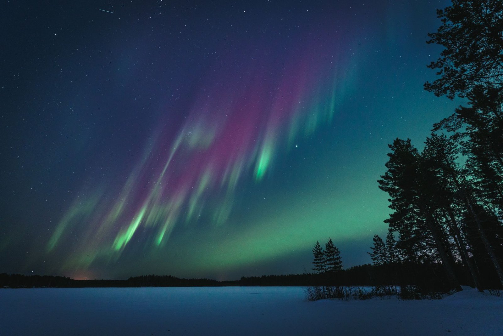 Revontulet järven yllä Oulussa